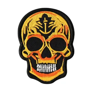 Écusson brodé tête de mort style punk, idéal pour la décoration de vêtements, vestes et sacs.