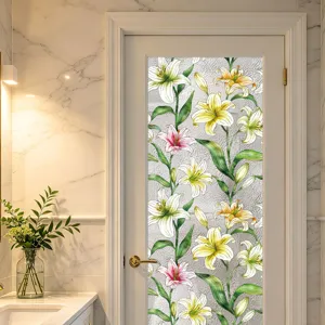 Vista detallada de la película adhesiva para ventanas con lirios coloridos y efecto de agua.