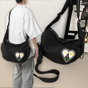 Sac bandoulière décontracté en toile noire avec broderie cœur unique pour le quotidien.