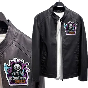 Veste en cuir synthétique noir pour homme avec patch brodé tête de mort punk.