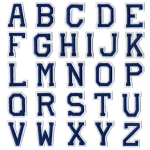 Vue détaillée de patchs brodés de lettres style collège bleu et blanc pour décoration.