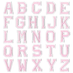 Écussons brodés lettres style collège rose et blanc, kit badges alphabet DIY vêtements.