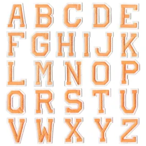 Vue détaillée des patchs de lettres de l'alphabet chenille orange A à Z pour vêtements.