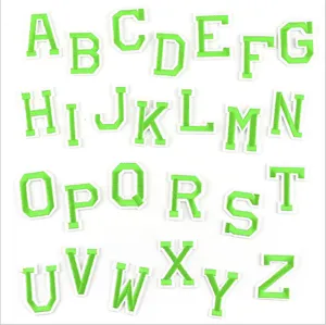 Patchs brodés lettres style universitaire vert et blanc, badges alphabet DIY vêtements.