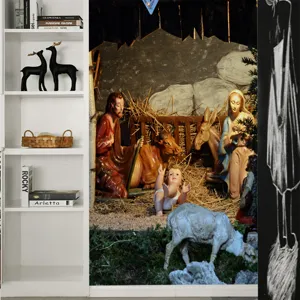 Vue détaillée de l'autocollant de porte effet crèche de Noël 3D, idéal pour la déco.