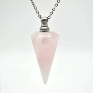 Mooie rozenkwarts kristal parfumflesje hanger ketting gedetailleerde detailweergave.