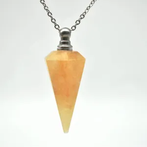 Gedetailleerd uitzicht van een natuurstenen kristallen parfumfles hanger met ketting.