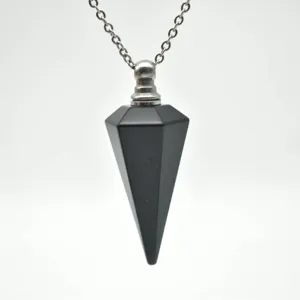 Gedetailleerde close-up van de zwarte kristallen hanger met metalen dop en bijbehorende ketting.