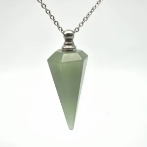 Gedetailleerd weergave van de groene kristallen hanger ketting met metalen schroefdop.