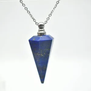 Close up detailweergave van de lapis lazuli kristal zeshoekige prisma hanger etherische olie