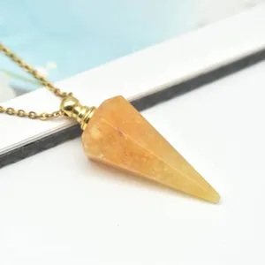 Gedetailleerde opname van een kristallen etherische olie fles hanger ketting goud.