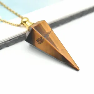 Detailopname van een natuurlijke tijgeroog kristal zeshoekige etherische olie fles hanger.