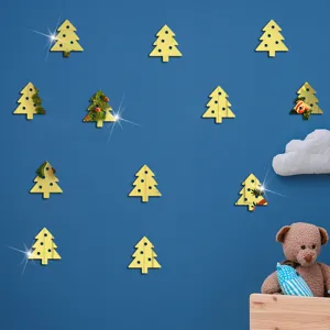 Nahaufnahme der goldenen Acryl-Weihnachtsbaum-Wandaufkleber für die Kinderzimmerdeko.