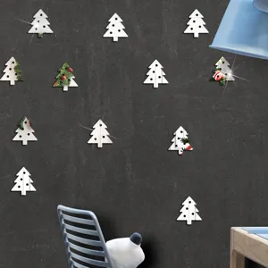 Detailaufnahme von verspiegelten Acryl Weihnachtsbaum Wandaufklebern auf dunkler Wand.