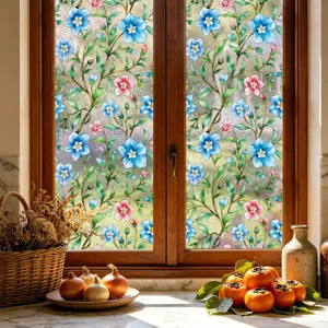 Detalle de película para ventanas con flores azules y rosas para privacidad y decoración.