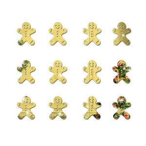 Nahaufnahme von Weihnachts-Lebkuchenmann Acryl-Wandaufklebern mit goldenem Spiegeleffekt.