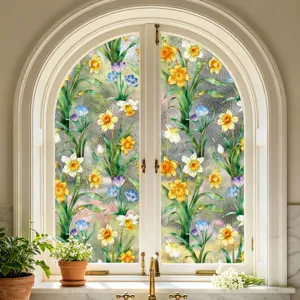 Vista detallada de la película floral adhesiva para ventanas con narcisos en vidrio arqueado.