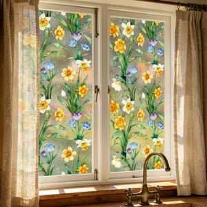 Vista detallada de la película electrostática para ventana con flores coloridas y decorativas.