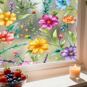 Primer plano detallado de vinilo para ventana floral colorido con textura agua, privacidad.