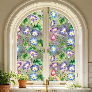 Escena de detalle de lámina de ventana de campanilla colorida en vidrio para decoración.