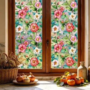 Exquisita película para ventanas con vibrantes patrones de camelias para un espacio privado.