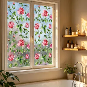 Vista detallada de película para cristales con diseño de rosas y textura de agua.