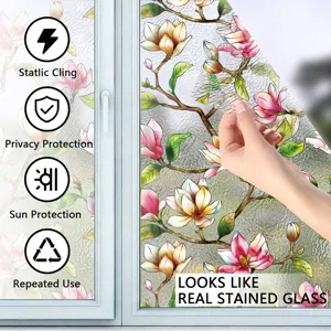 Detalle de película para ventana de flor de magnolia con diseño de privacidad.