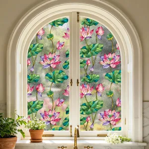 Vista detallada de la película de ventana de vidrieras con flores de loto coloridas en arco.
