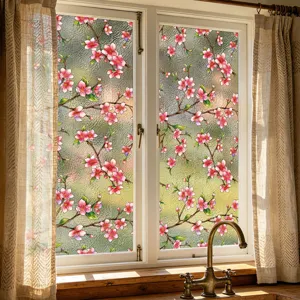 Detalle de película decorativa para ventanas con patrón floral de ondas de agua.