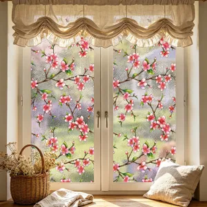 Vista detallada de película para ventana con flores coloridas y efecto agua en el vidrio.