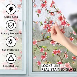Vista detallada de película para ventana estática floral con patrón de flor de cerezo.
