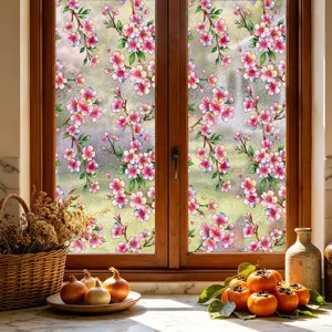 Detalle de la película para ventana con patrón de flores rosas y superficie de vidrio con textura de agua.