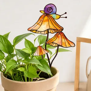 Gros plan détaillé du piquet de plante champignon et escargot en vitrail coloré.
