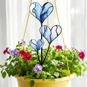 Detailansicht der Blaue Glas Herz Pflanzstecker, ideal für Garten und Blumentopf Dekoration.