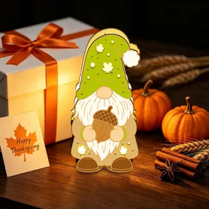 Vue detaillee de la lampe de nuit de gnome LED Thanksgiving, beau decor de table en bois.
