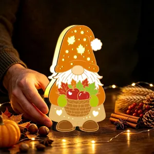 Gros plan sur la veilleuse LED en bois de gnome avec design de feuille d'érable et lueur chaude.