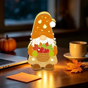 Veilleuse LED gnome d'automne vue de detail avec design ajoure de feuilles d'erable.