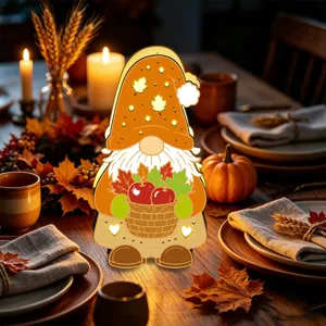 Vue détaillée de la veilleuse gnome Thanksgiving avec déco d'automne LED chaleureuse sur table.