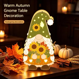 Detail de decoration de table gnome d'automne avec lumieres LED, en bois et tournesol.