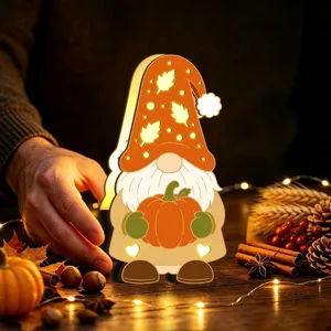 Vue détail de la veilleuse gnome en bois avec citrouille d'automne, déco de table chaleureuse.