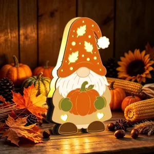 Veilleuse LED Gnome d'automne détail, décoration de table en bois avec citrouille.