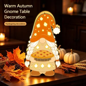 Charmante décoration de table de gnome d'automne avec lumières LED chaudes et feuilles d'érable.