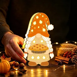 Détail de la veilleuse gnome en bois de Thanksgiving avec lumière LED chaude et déco.