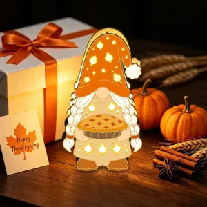 Vue détaillée de la veilleuse LED gnome en bois de Thanksgiving décorée de feuilles.