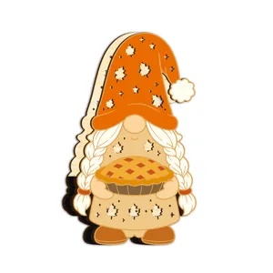 Vue détaillée de la veilleuse gnome d'automne en bois tenant une tarte avec découpes.