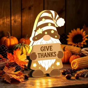 Vue de détail veilleuse LED gnome en bois d'automne avec etoiles lumineuses et panneau.