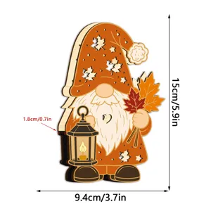 Ornement de table gnome en bois de Thanksgiving avec découpe de feuille d'érable et lanterne