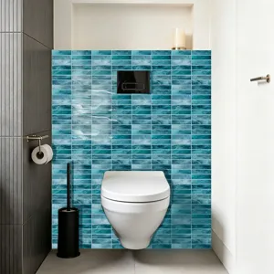 Detailansicht blauer Fliesenaufkleber, wasserdichte selbstklebende Tapete Badezimmer.