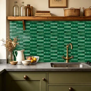 Grüne Ziegelmuster Küchen-Wandaufkleber Szene Detail, wasserdichtes selbstklebendes Design.