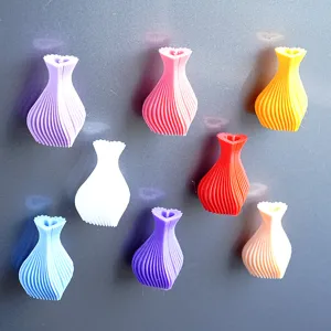 Primo piano dei dettagli di adesivi magnetici colorati a forma di vaso stampati in 3D.